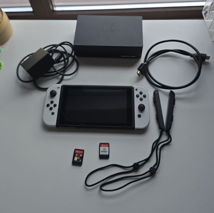 Nintendo Switch в перфектно състояние. Пълен комплект + игра по избор