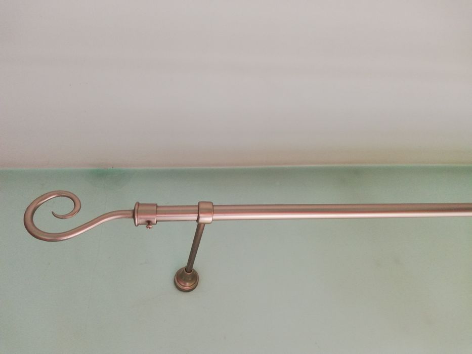 Vând galerie metalică, cu diametrul de 19 mm, 136 cm lungimea barei