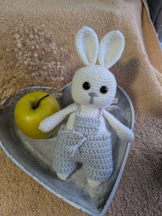 Iepuras crosetat manual 20 cm cu salopeta detasabila
