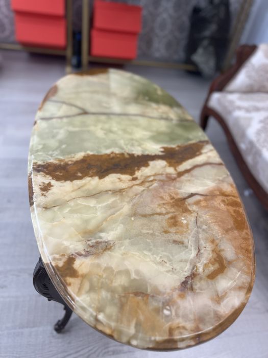 Холна маса с естествен камък оникс