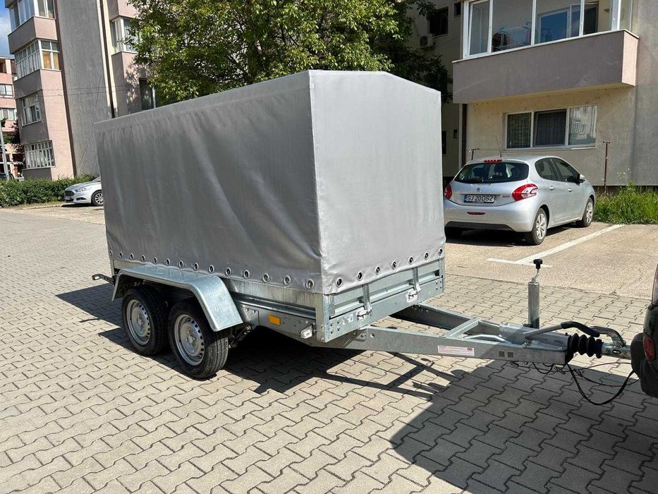 Remorcă 2T dublu ax cu sistem de frânare și prelata