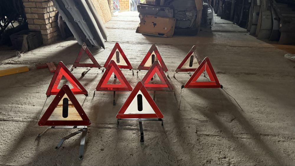 В наличии знак аварийной остановки