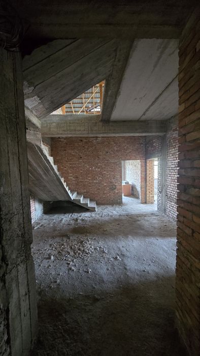 Квартира 4 комнатная + мансарт 170 м²
