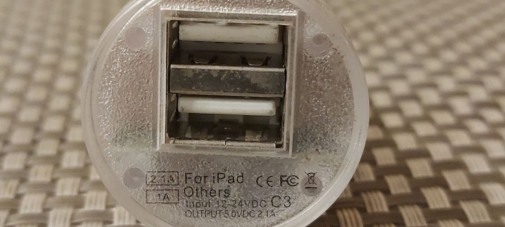 Продавам USB зарядно за автомобил