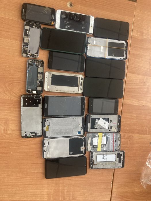Лот телефонов в разном состоянии