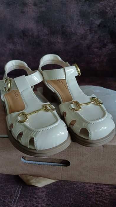 Продам босоножки