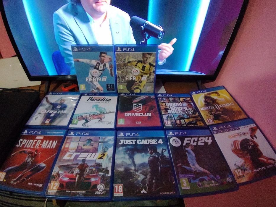 Vând ps4 slim de 1tb funcționează perfect nu scoate zgomote absolut impecabil