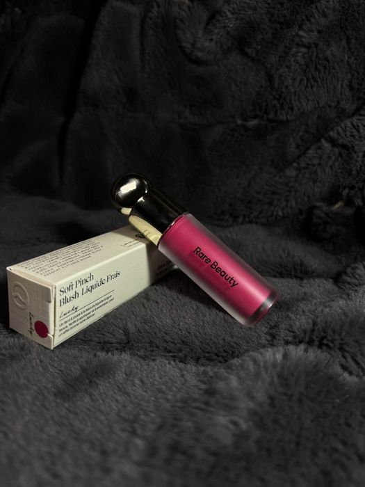 Rare Beauty Blush – nuanța Lucky