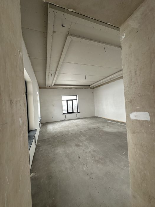 Уч кахрамон  постидан 6 км кирганХожи ота 2 этажли 5 соток уй сотилади