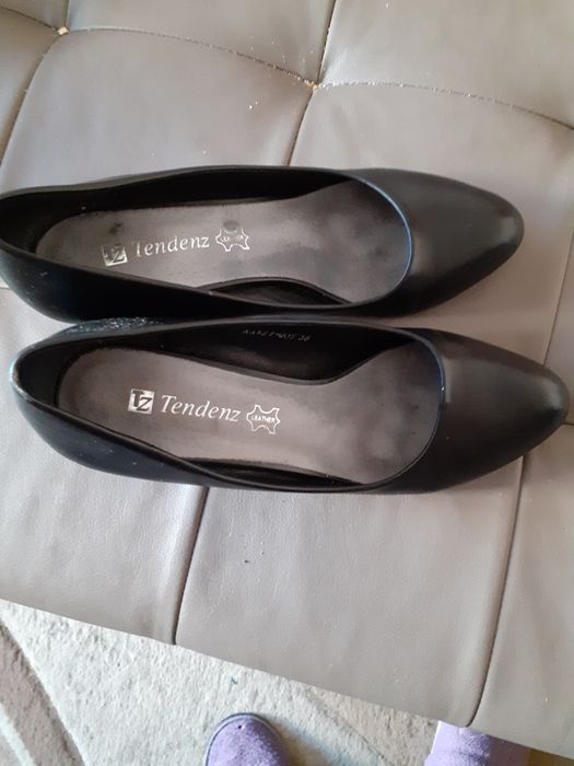 Черни затворени обувки