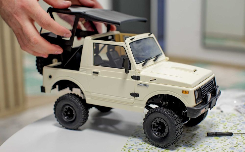 masina cu telecomanda Suzuki Samurai scara 1:10
