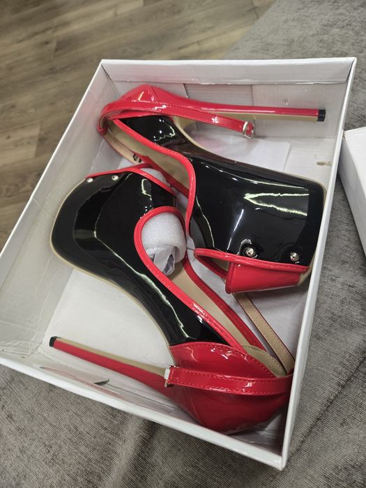 Босоножки на каблуке