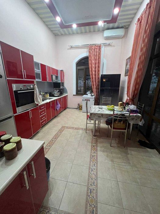 От города Чирчик 7км .Продам виллу на 16 сотках. Все коммуникации.