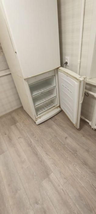 Продаи холодильник работает