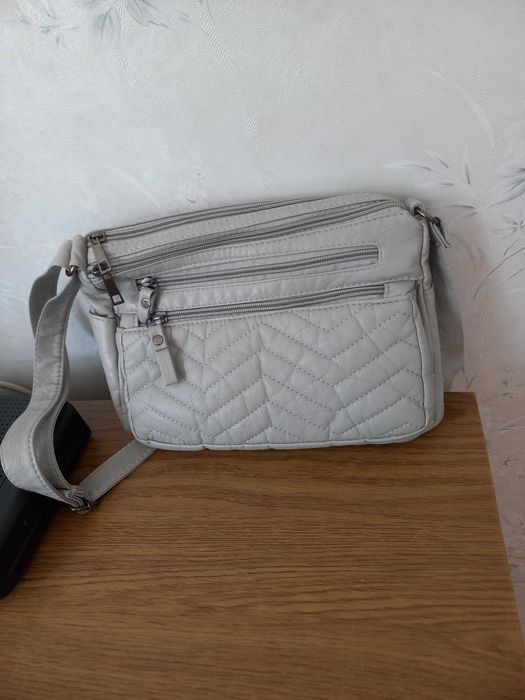 Дамски чанти с много прегради.