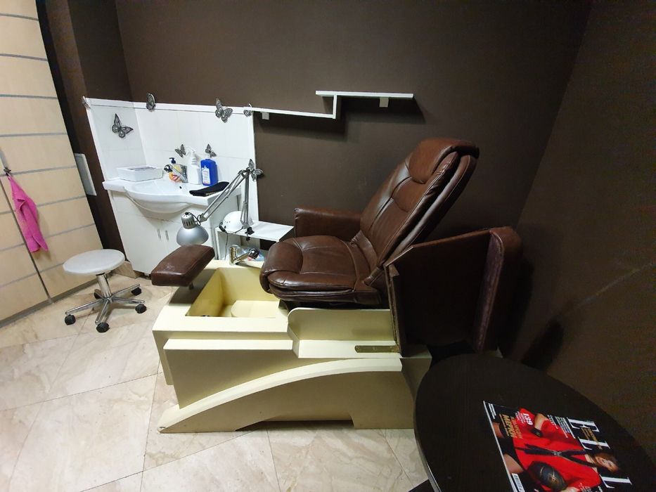 Педикюрен стол и 2 маникюрни  маси