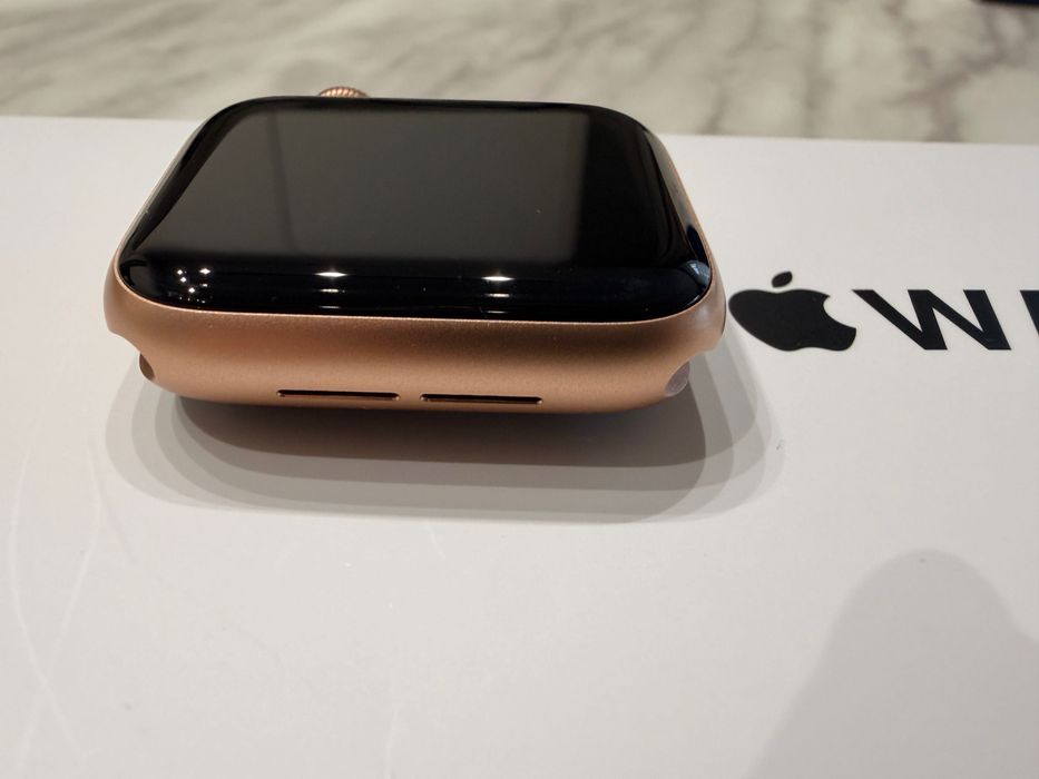 Apple Watch SE 40MM - Gold Aluminum Case Starlight Sport Band