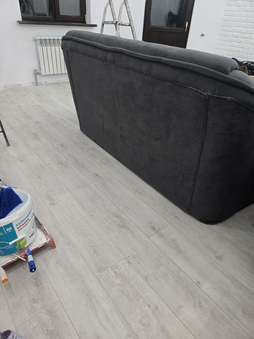 Диван с креслом серый