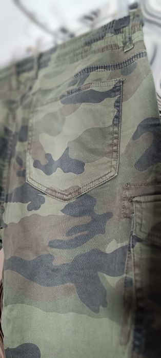 Камуфлажни карго панталони