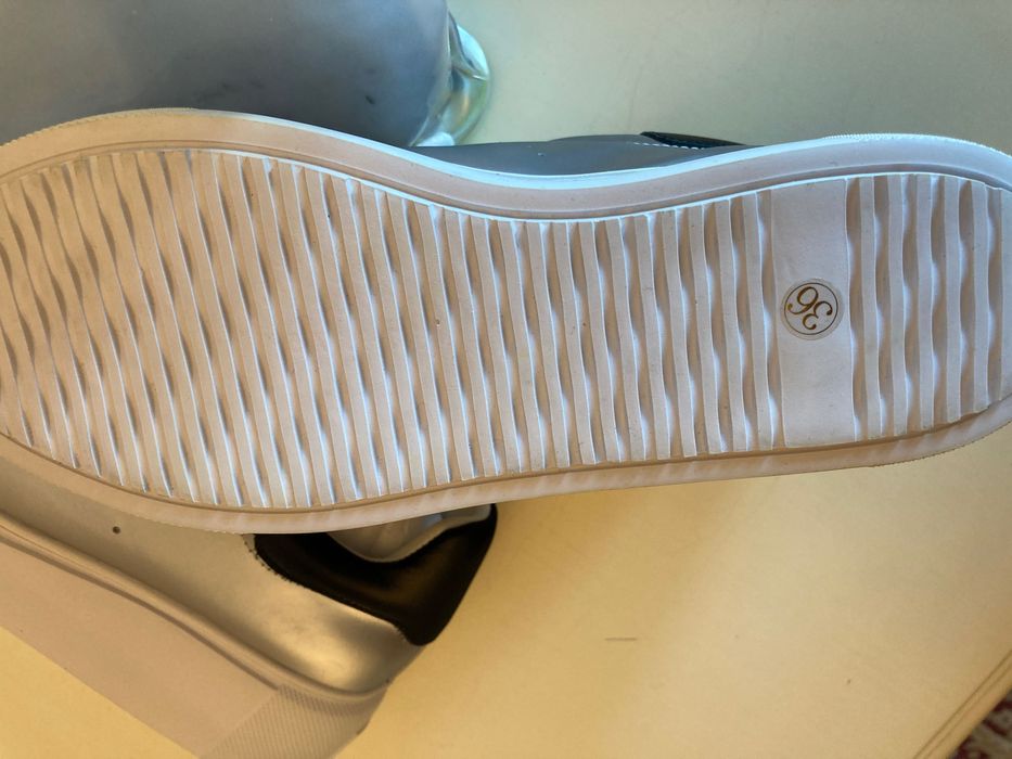 Кроссовки бело серебристые