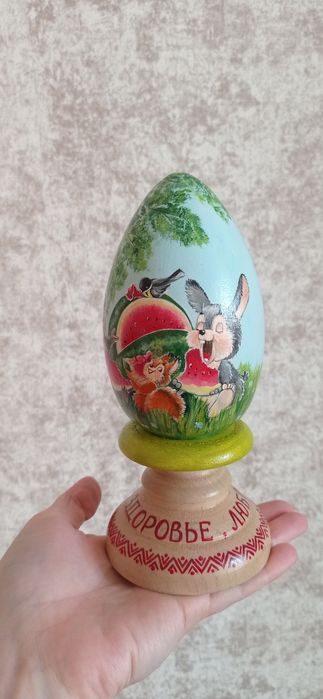 Деревянное яйцо на подставке