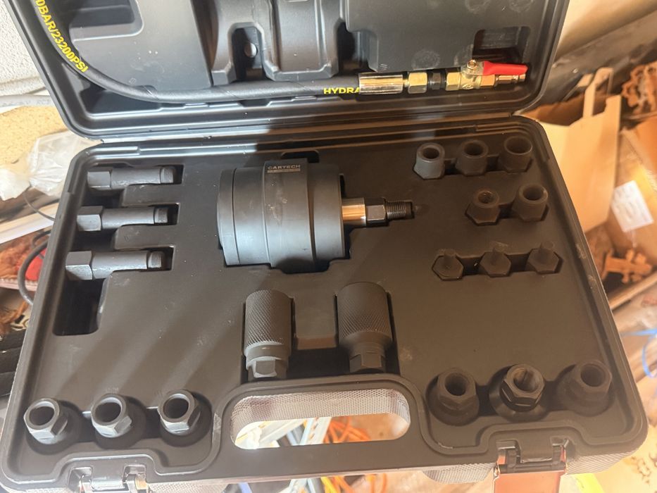 Extractor injectoare pleumatic