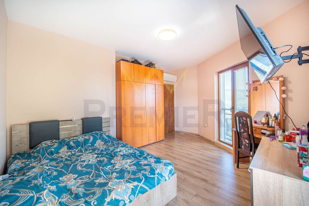 Многофункционална къща с осем апартамента подземен паркинг и морска п