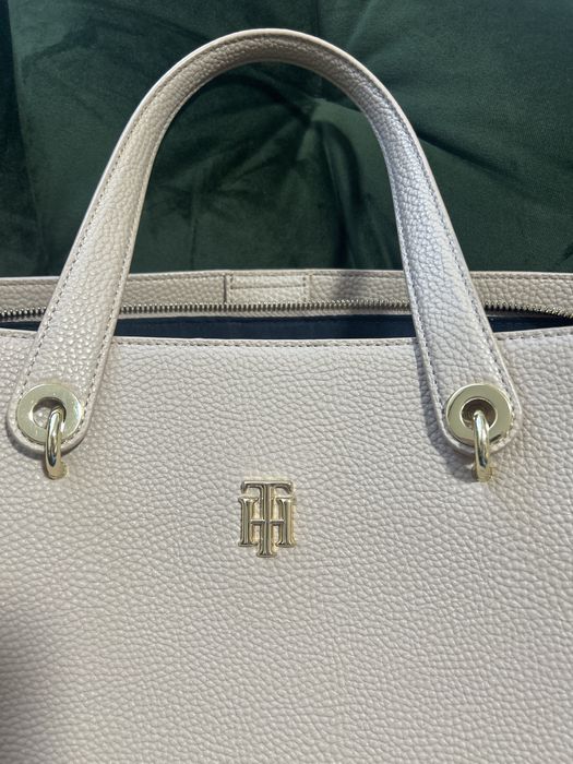 Vand poseta Tommy Hilfinger,ca si noua