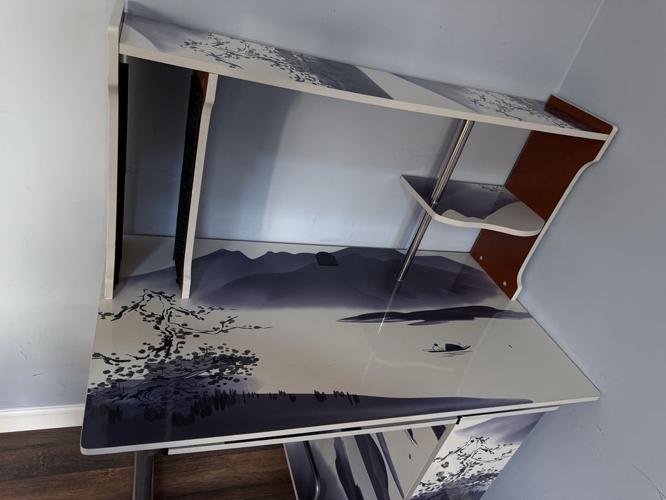 Компьютерный стол с художественным принтом