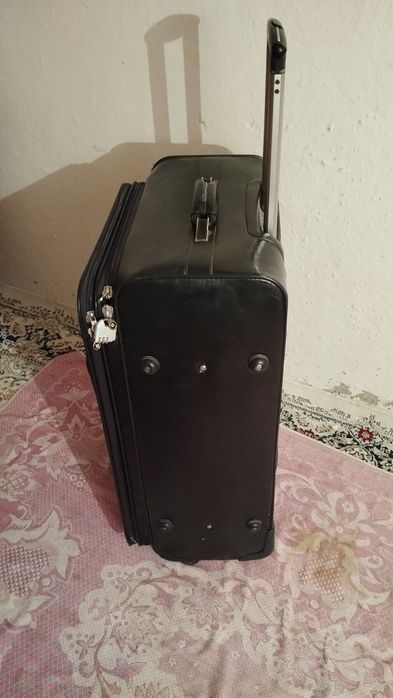 Чемодан на колесиках