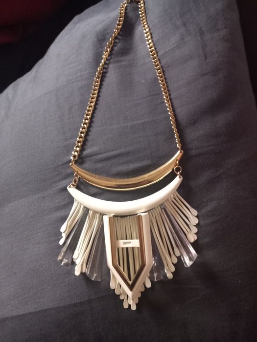 Vând colier alb cu auriu