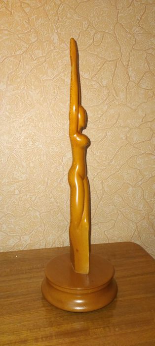 Статуэтка из дерева ручной работы.