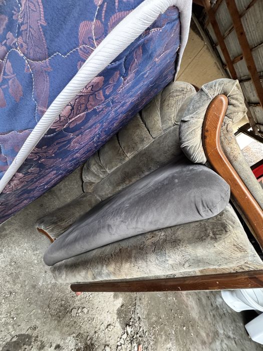 Отдам шкаф, диваны  БЕСПЛАТНО