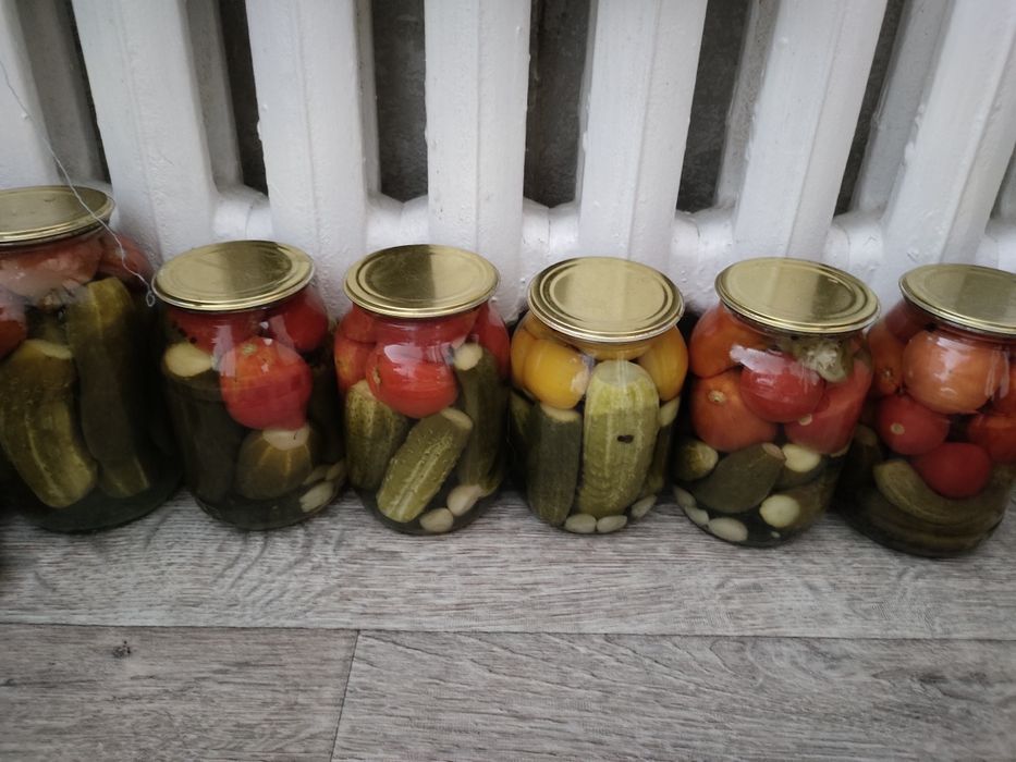 Продам ассорти.Огурцы и помидоры