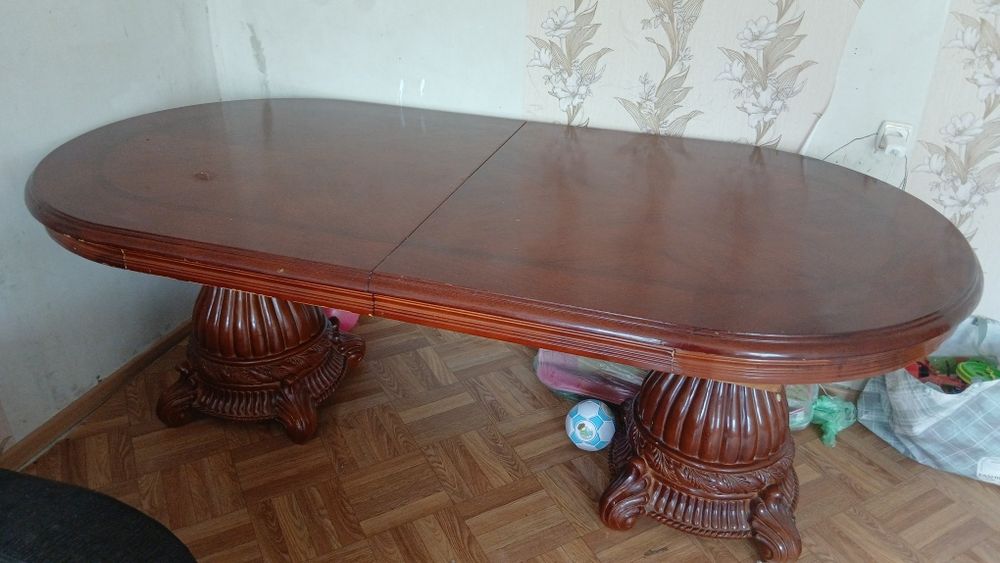 Стол большой деревянный