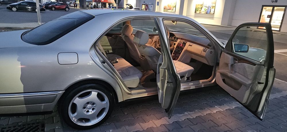 Mercedes e200 elegance primul proprietar, km 118k originali. oferta 3500 euro cash.masina este inmatriculata in romania in acest moment