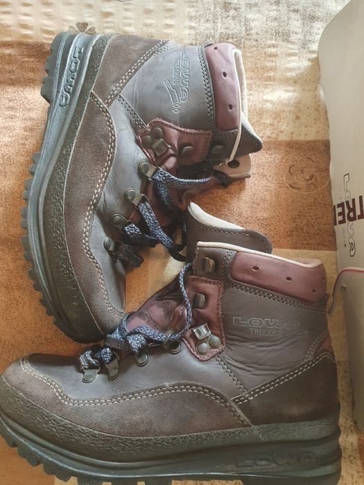 Обувки Lowa, номера 38,5 , 39 и 36.