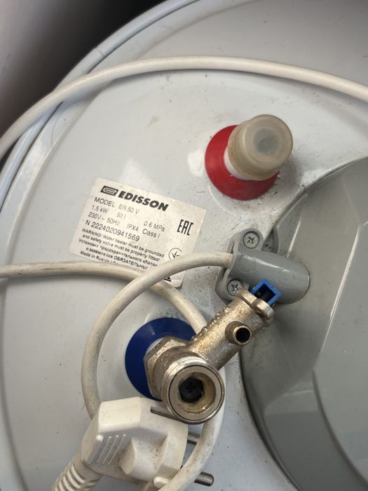 Продается аристон,кровать тумба