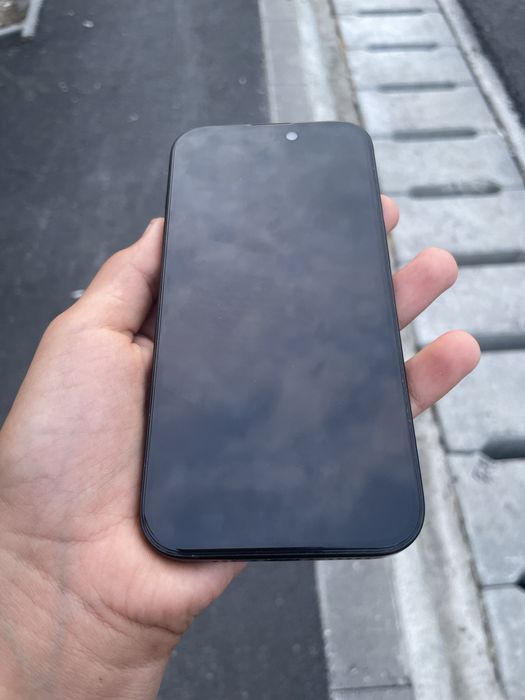 Iphone 15 perfect  (sanatate 90%) vine inclus cu incarcator casti airpods4