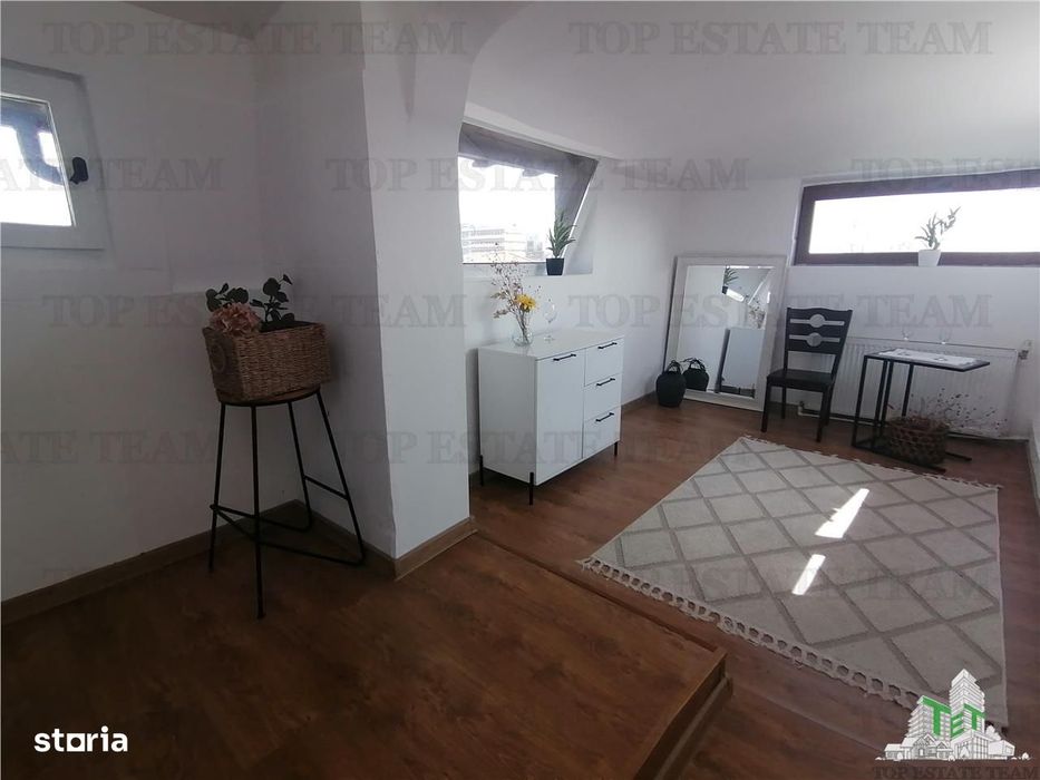 Apartament mansardabil de vanzare