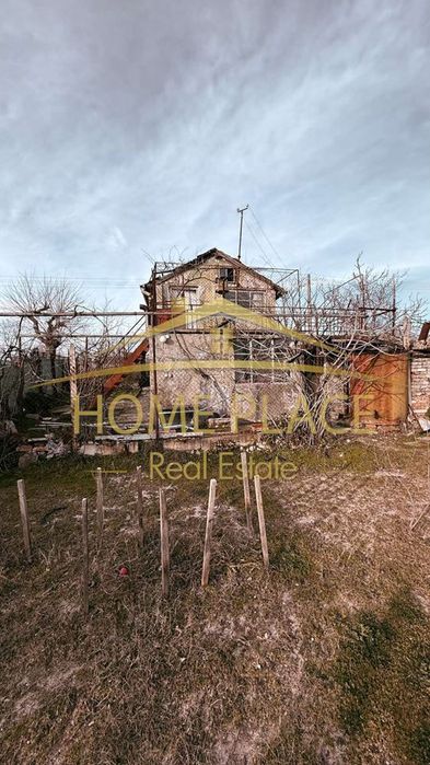 Парцел с постройка в м-ст Боровец Север