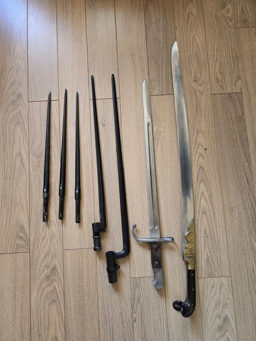 Колекция от стари саби щикове и ножове.