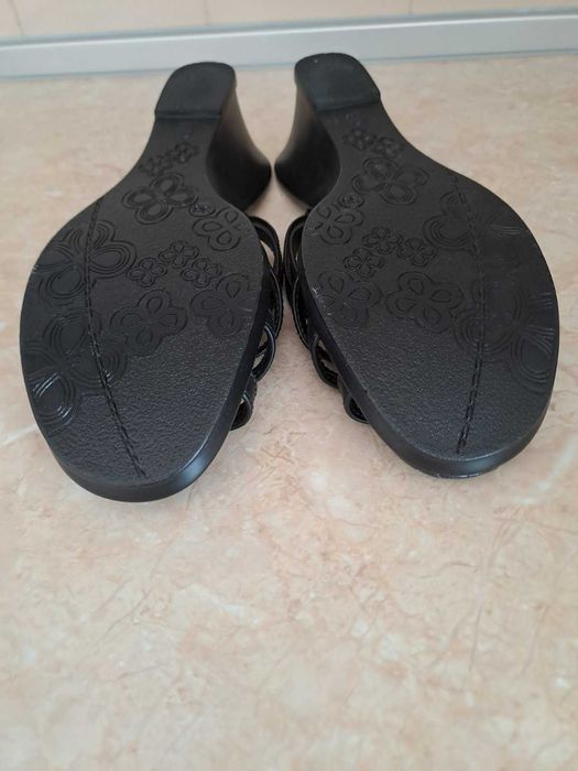 Сандали  нови      .