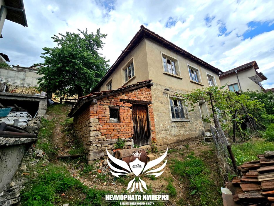 Двуетажна вила/къща 208РЗП с 900кв.м. двор село Баните обл.Смолян