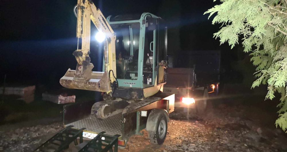 Execut lucrări cu mini-excavator și basculantă