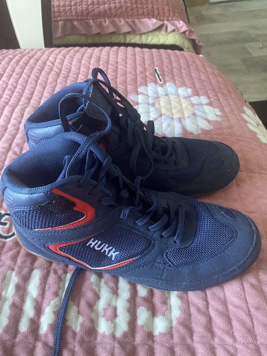 Спортивная обувь (кроссовки) – новые, не ношены