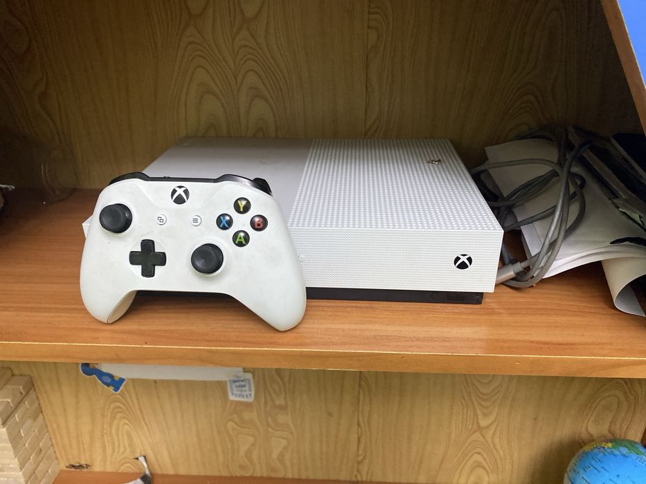 XBOX ONE S.                   Т