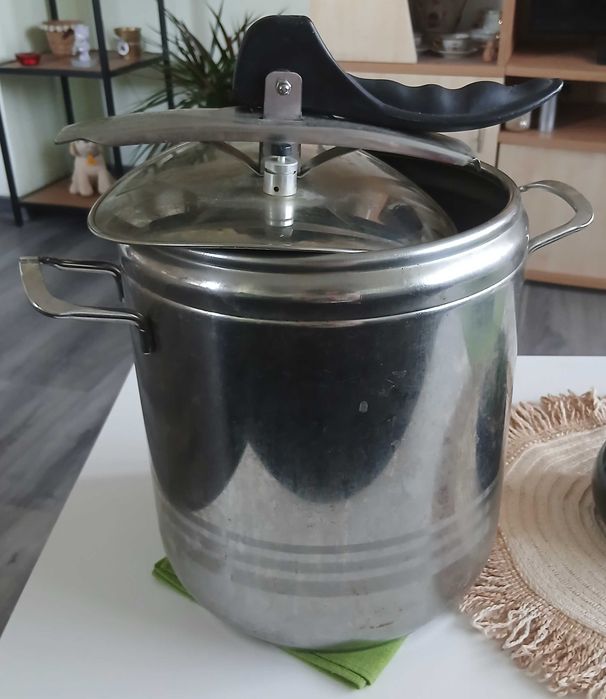 Продавам тенджера под налягане.Запазанена,ползвана само няколко пъти ,вместимост 9 литра.цена 20 евро!