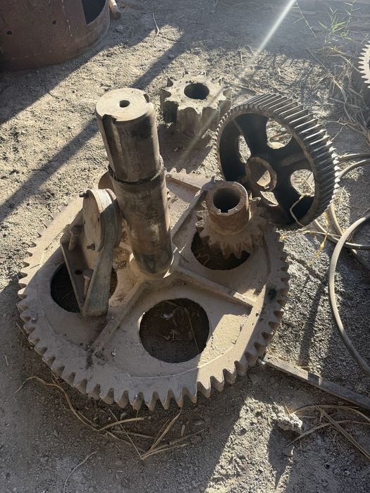 Шестрёнка с валом поворотного редуктора крана БК-7