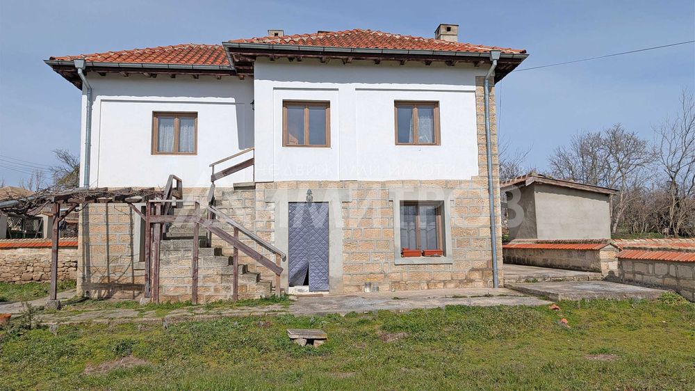 Продава двуетажна каменна къща в провансалски стил с 2,5 дка двор.